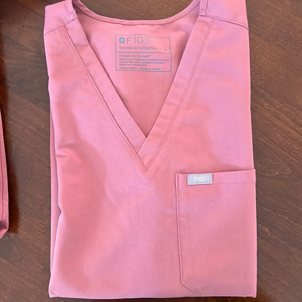 FIGS Mauve Scrub Set in Small